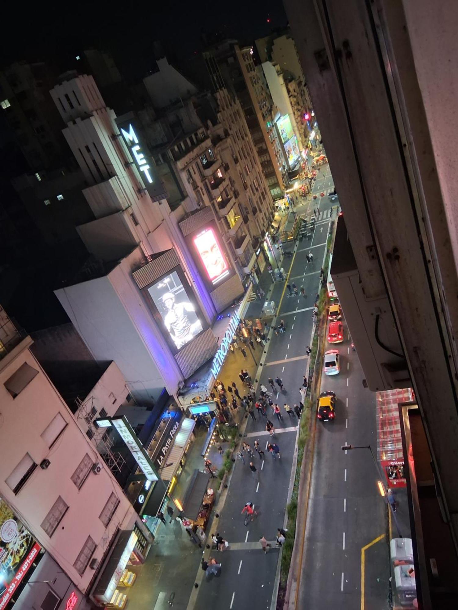 Ferienwohnung 4 Ventanales Sobre La Avenida Corrientes Buenos Aires Exterior foto